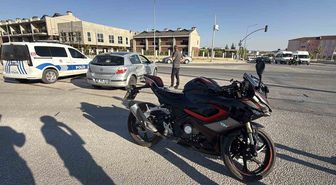 Motosiklet kazasında yardım anı kamerada