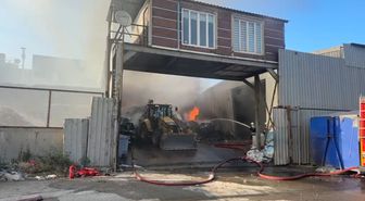 Gebze'de Geri Dönüşüm Deposunda Yangın