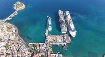 Kuşadası'na 3 kruvaziyer, 9 bin 130 turist