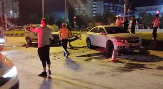 Muş'ta Hastane Kavşağı'nda İki Araç Çarpıştı: 2 Hafif Yaralı