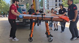 İnegöl'de Motosiklet-Otomobil Çarpıştı: Baba ve İki Çocuğu Yaralandı