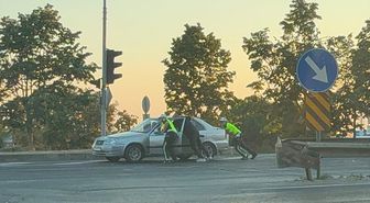 Polis Arızalı Aracı İterek Trafiği Rahatlattı