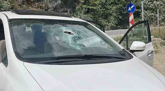 Rize'de otomobile kaya düştü: 1 yaralı
