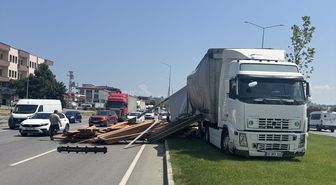 Kereste Yüklü Tır Kazası Yolu Kapattı
