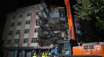 Bahçelievler'de riskli bina kontrollü yıkıldı