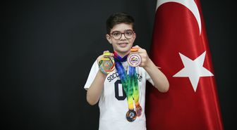 9 Yaşındaki Ömer Asaf'tan Singapur'da Çifte Bronz Madalya