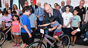 Vali Köşger'den Öksüz ve Yetim Çocuklara Bisiklet Hediyesi