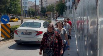 İnşaat Paravanları Kaldırımı İşgal Etti, Yayalar Yolda Kaldı