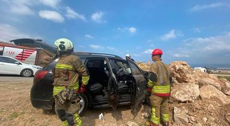 Hatay'da Otomobil Kayalıklara Çarptı: Sürücü Yaralandı
