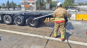 İskenderun’da tırın lastiğinden alevler yükseldi