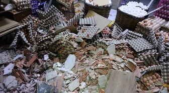 İzmir'de Otomobil Dönerciye Daldı: Binlerce Yumurta Kırıldı