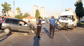 Kayseri'de Otomobil ile Minibüs Çarpıştı: 2 Yaralı