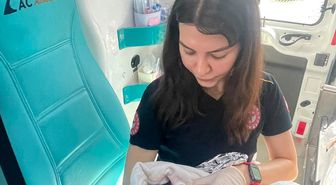 112 Ekibi Ambulansta Doğum Yaptırdı