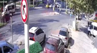 Sultangazi'de Yayaya Çarpmamak İçin Manevra Yapan Sürücü Trafik Işığına Çarptı: 2 Yaralı