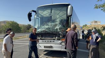 Yozgat'ta Otobüs-Traktör Çarpıştı: Maddi Hasar