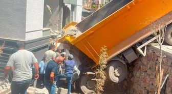 Malatya'da Freni Boşalan Kamyon Duvara Çarptı: 1 Yaralı