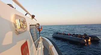 İzmir'de iki ayrı operasyonda 69 düzensiz göçmen yakalandı