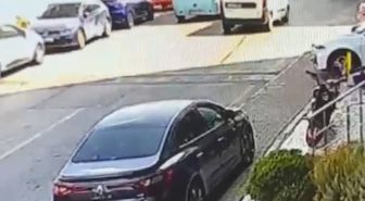 Kağıthane'de Minibüs ile İETT Otobüsü Çarpıştı: 3 Yaralı