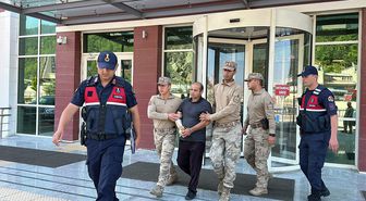 Komşusunun evini ateşe verip tabancayla 1 kişiyi öldüren 4 kişiyi de yaralayan zanlı tutuklandı