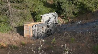 Sarıyer'de Hafriyat Kamyonu Şarampole Devrildi: 1 Yaralı