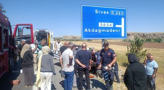 Sivas'ta Trafik Levhasına Çarpan Otomobilde 3 Yaralı