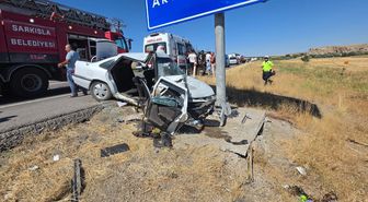 Şarkışla'da Direğe Çarpan Otomobilde 3 Yaralı