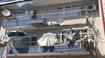 Ümraniye'de Balkon Çöktü: 2 Araç Hasar Gördü
