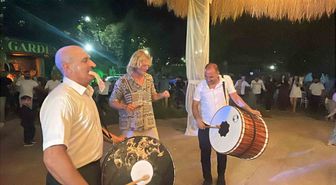 Turistler Sünnet Düğününde Halay Çekti
