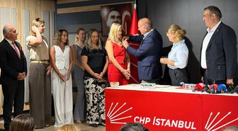CHP'de yeni üyelere rozet töreni