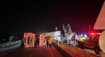 Bayındır'da Damperi Açık TIR Devrildi: 1 Yaralı