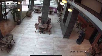 Garson robot merdivenlerden düştü, restoran 3 gün izne yolladı