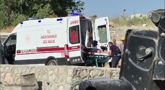 Operatör iş makinesinde kafasını cama çarptı