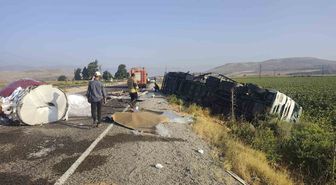 Hatay'da Tır Devrildi: Yola Rulo Sac Saçıldı