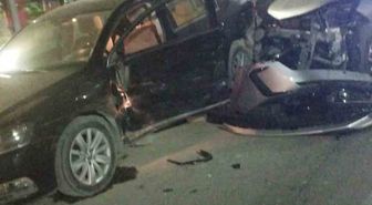 Niğde'de İki Otomobil Çarpıştı: 4 Yaralı
