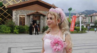 Rize'nin Barbie Ablası: Pembe Elbiselerle Çocukların Kalbini Kazandı