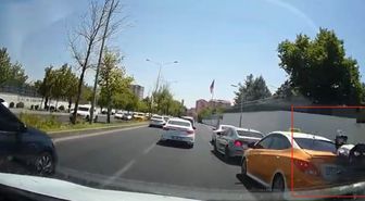 Motosiklet Taksiye Arkadan Çarptı: Kaza Anı Kamerada