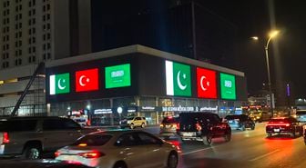 Üç Ülke Bayrakları Mekke'de Işıklandı