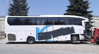Otobüs Kamyonete Çarptı: 1 Ölü, 15 Yaralı