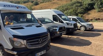 Yüksekova-Van yolunda çalışma nedeniyle uzun araç kuyruğu