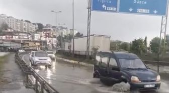 Alaplı'da sağanak köprüde su birikintisi oluşturdu