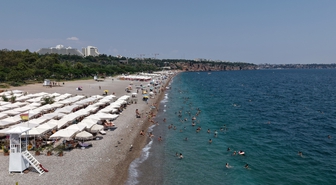 Antalya'da Sıcaklık 39 Derece, Sahiller Doldu