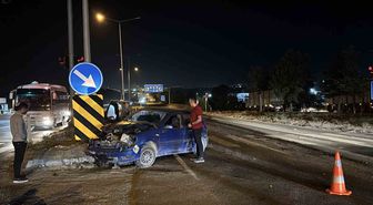 Bolu'da kırmızı ışıkta kaza: Otomobil ile kamyon çarpıştı