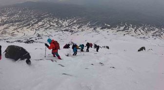 Van Gölü Aktivistlerinden Ağrı Dağı Zirvesinde Çevre Mesajı
