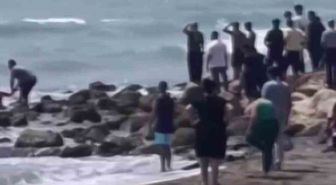 Samandağ'da Uyarıya Rağmen Denize Giren 3 Kişi Dalgalara Kapıldı, 14 Yaşındaki Çocuk Kayıp