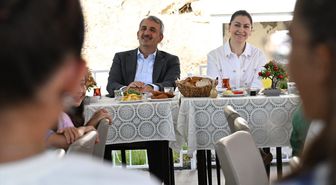 Edirne Valisi Sezer ve eşi koruma altındaki çocuklarla buluştu