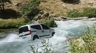 El Freni Tutmayan Kamyonet Çaya Uçtu