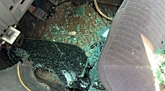 Gerede'de Park Halindeki Otomobilin Camları Taşla Kırıldı