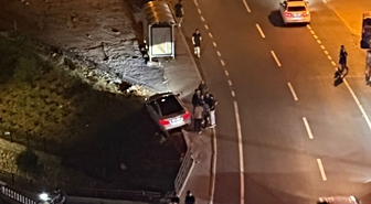 Kahramanmaraş'ta Otomobil Dere Yatağına Asılı Kaldı