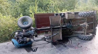 İnebolu'da Tarım Aracı Devrildi: Sürücü Yaralandı