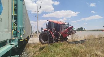 Şarkışla'da Yük Treni Traktöre Çarptı: 1 Yaralı